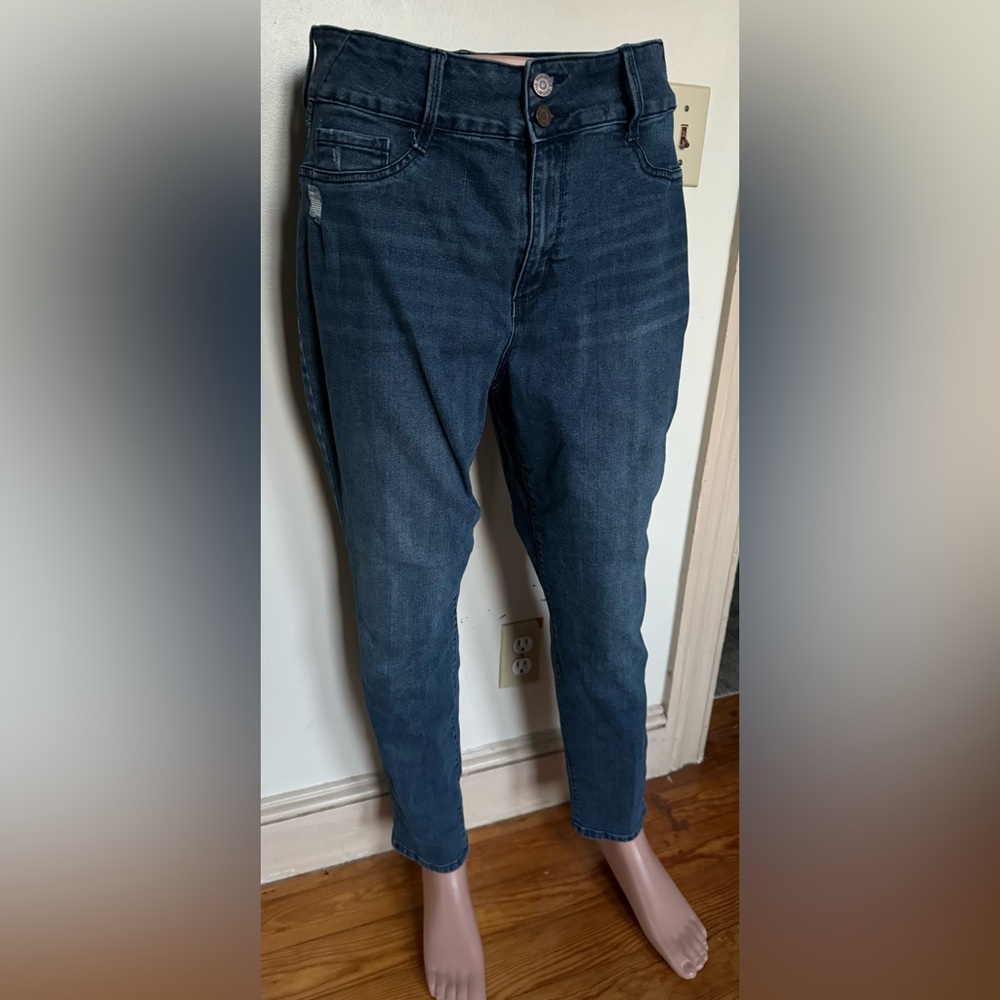 Love these great fitting jeans Size 16. Has a nice stretch to them